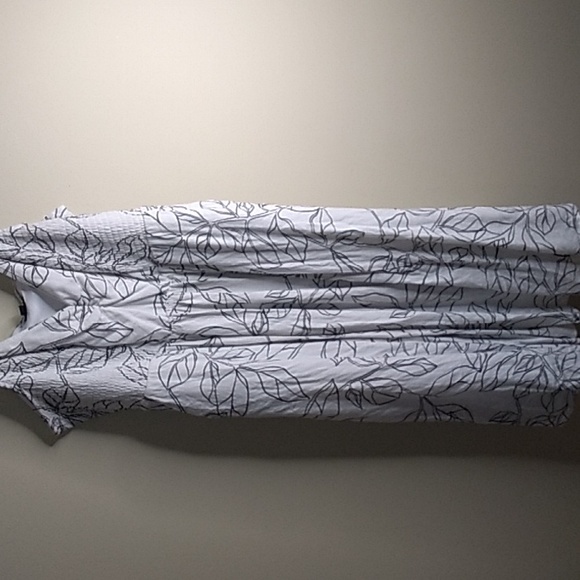 Torrid Black and White Acas Leaf Smocked Midi Dress 2 / 2X / 18-20 - Picture 9 of 9